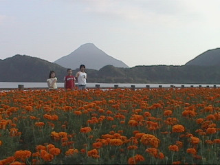 池田湖から見える開聞岳（薩摩富士）