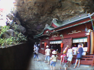 鵜戸神社は岩の下にある