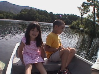 曽原湖でボート遊び